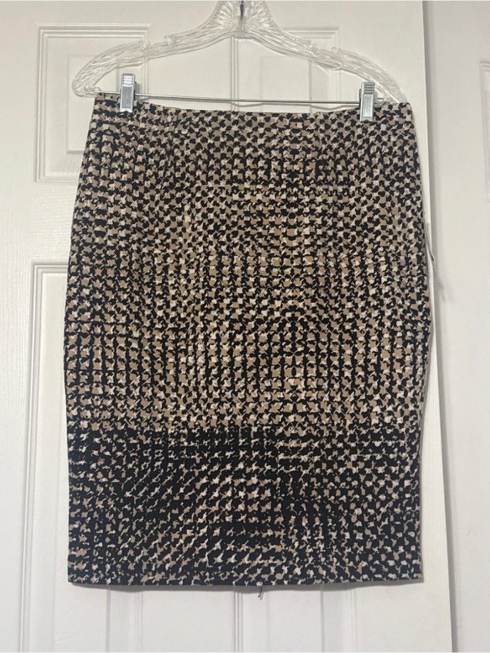 Lord & Taylor pencil skirt black, tan & white ombré, Size US 10 P (petite)